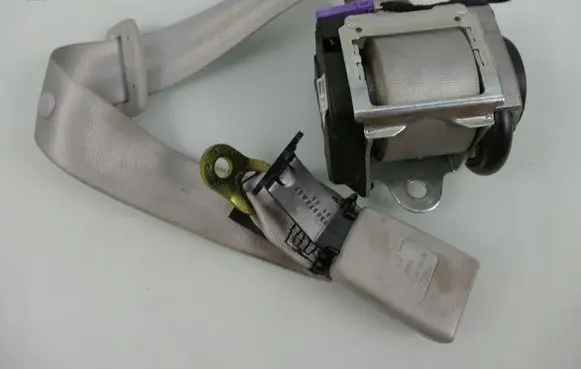 Middle seatbelt (rear)