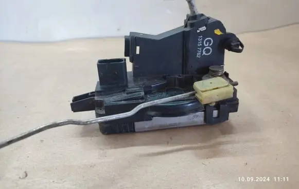 Opel Signum Front door lock 13157762