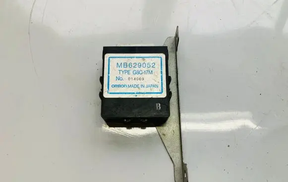 Mitsubishi 3000 GT Air suspension control unit module (rear) MB629052