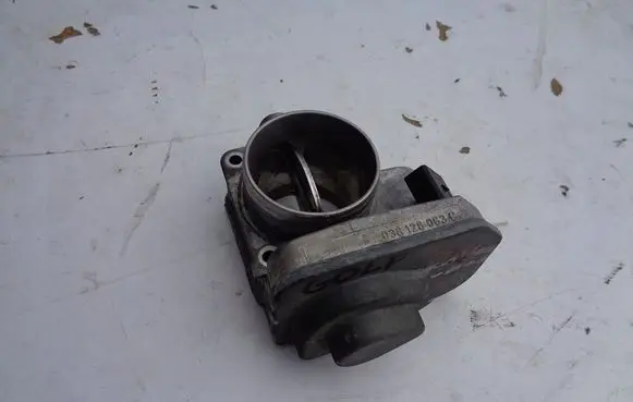 Volkswagen Golf V Throttle valve 038128063C