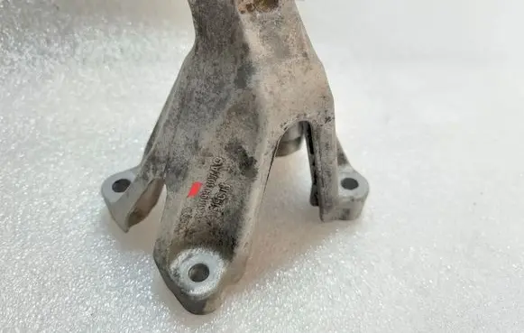 Engine mounting bracket