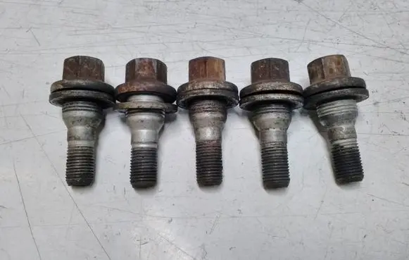 Opel Astra J Nuts/bolts 