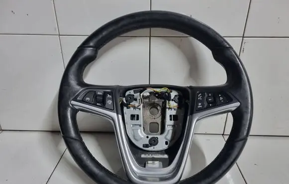 Opel Astra J Steering wheel 13351029 0060010935 307177099P10AH