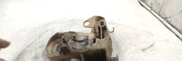 Engine mounting bracket