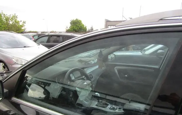 Renault Laguna III Front door window glass four-door 