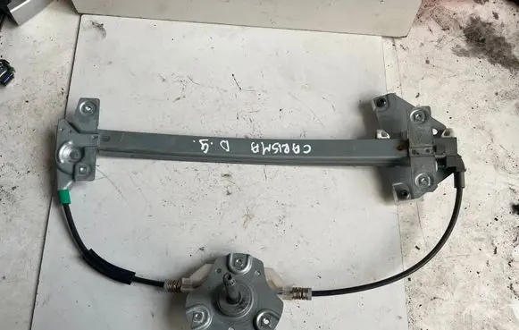 Rear door manual window regulator