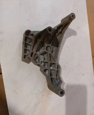 Volkswagen PASSAT B6 Engine mounting bracket 03G199207F