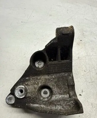 Engine mounting bracket