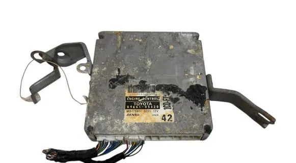 Toyota Avensis T250 Engine control unit/module 8966105420 MB1758005031