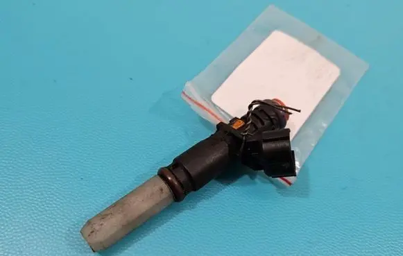 Renault Fluence Fuel injector 166008992R IMPRK1365281