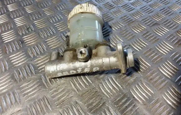Mitsubishi Pajero Master brake cylinder