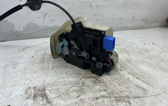 Volkswagen Golf Plus Front door lock PA6630FV