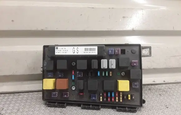 Opel Astra H Fuse module 13206746