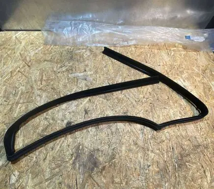 Mercedes-Benz S W126 Front door rubber seal 1267350025
