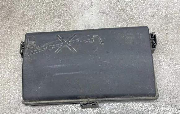 Opel Insignia A Fuse box cover 13222784