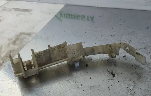 Rear bumper mounting bracket