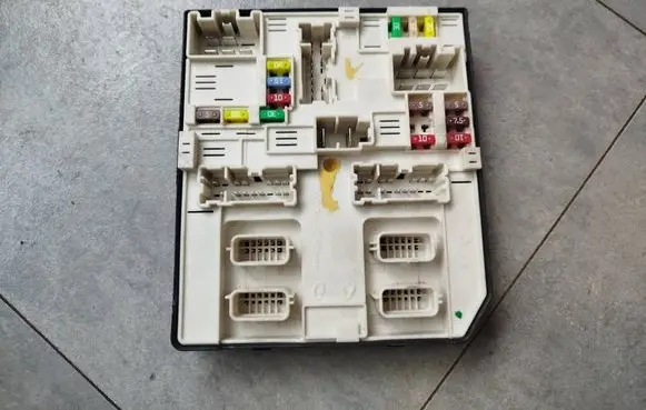 Renault Master III Fuse module 284B67570R 519543F06 2625227764