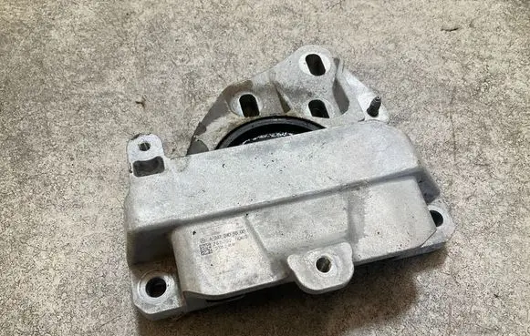 Engine mount bracket