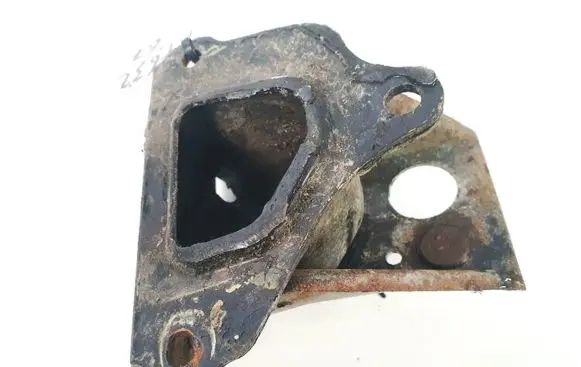 Subaru Legacy Engine mounting bracket