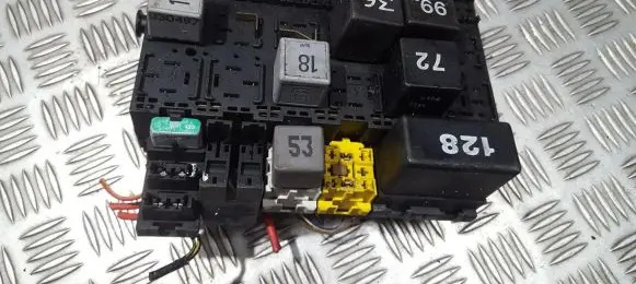 Volkswagen Golf II Fuse box set 357937039