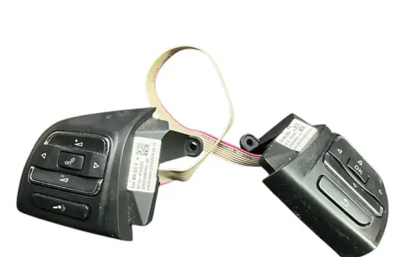 Seat Toledo IV (NH) Steering wheel buttons/switches 6JA959537A 6JA959538A