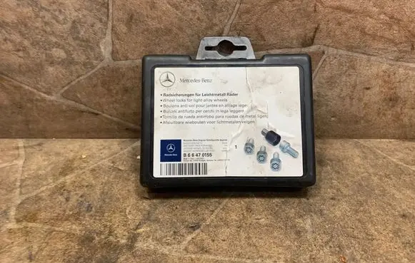 Mercedes-Benz A W176 Anti-theft wheel nuts and lock B66470155