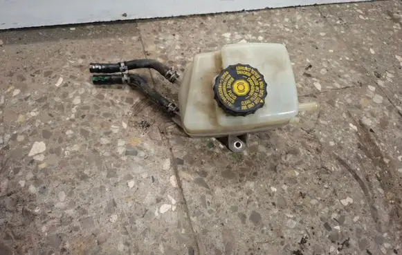 Lexus RX III Brake fluid reservoir 240400
