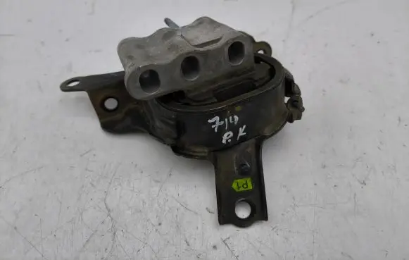 Toyota C-HR I Engine mount bracket