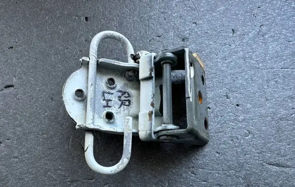 Nissan Patrol Y60 Rear door lower hinge 80420B5000