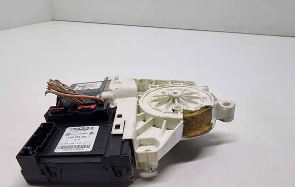 Volkswagen Golf Plus Front door window regulator motor 1K0959792J 73005110710514 05075730