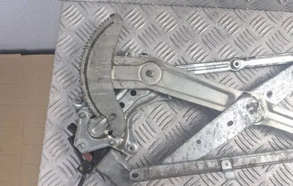 Toyota Previa (XR30, XR40) II Front door window regulator with motor 8571044010