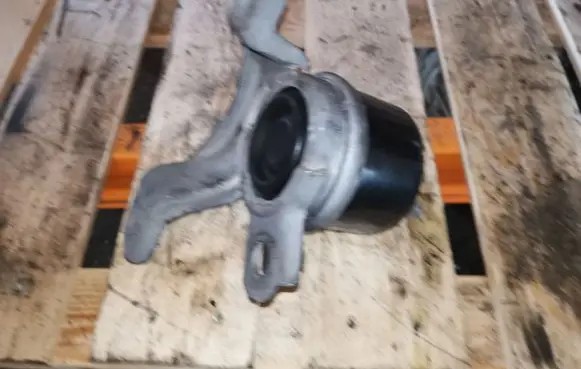 Volvo XC60 Engine mount bracket