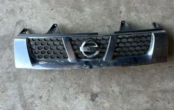 Nissan Navara D22 Front bumper upper radiator grill