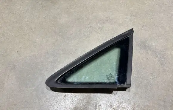 Volkswagen Touran I Front triangle window/glass 1T0845411