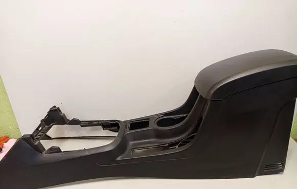 Isuzu D-Max Center console 