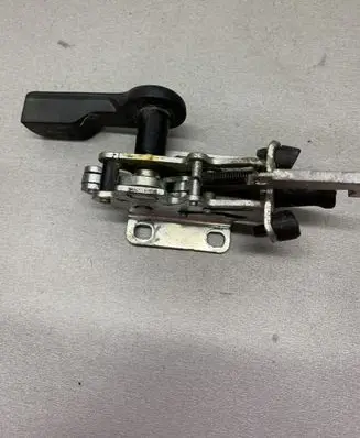 Opel Tigra B Convertible roof lock/latch 93162300 93162298
