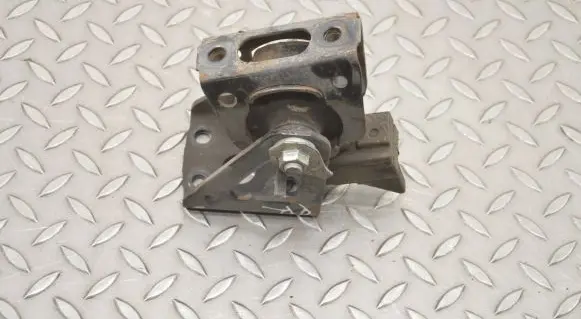 Toyota Prius (XW30) Engine mount bracket