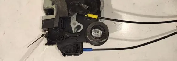 Toyota RAV 4 (XA40) Rear door lock 6A1705