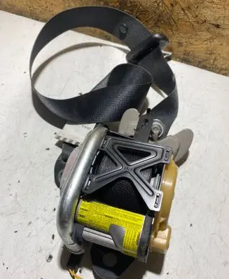 Mitsubishi Grandis Front seatbelt