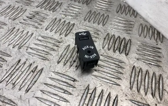 BMW 3 F30 F35 F31 AUX in-socket connector 9229246 84109229246