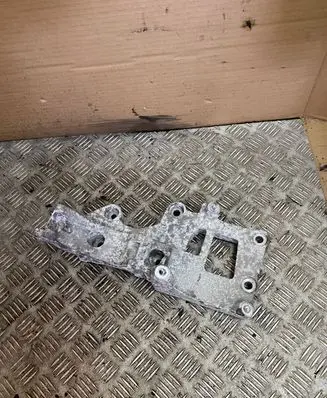 Volkswagen Golf V Engine mounting bracket
