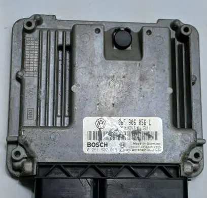 Volkswagen Golf V Engine control unit/module 06F906056L 0261S02015