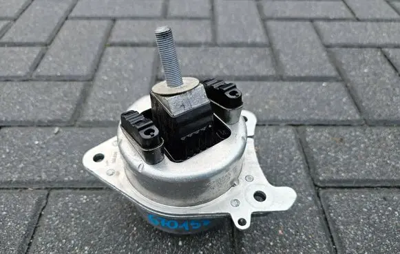 Maserati GranTurismo II Engine mount vacuum valve 6701589150
