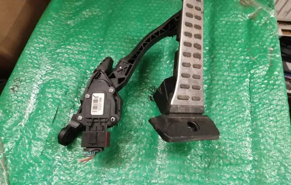 Accelerator throttle pedal