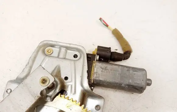 Toyota Yaris Front door window regulator motor 0130822018