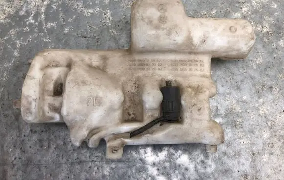 Mercedes-Benz Vito Viano W638 Windshield washer fluid reservoir/tank 6388691920