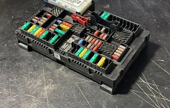 BMW M5 F90 Fuse module P00127005AP 18B021AA 6837091