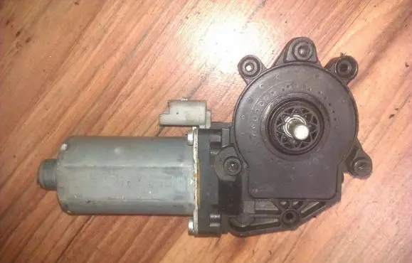 Citroen Xsara Picasso Front door window regulator motor 0130821763