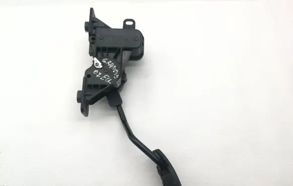 Mitsubishi Grandis Accelerator throttle pedal 7X120247