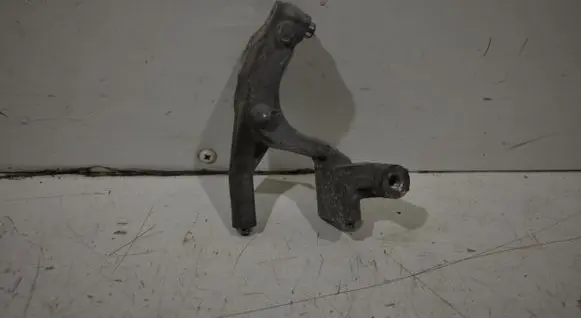 Toyota RAV 4 (XA50) Engine mounting bracket